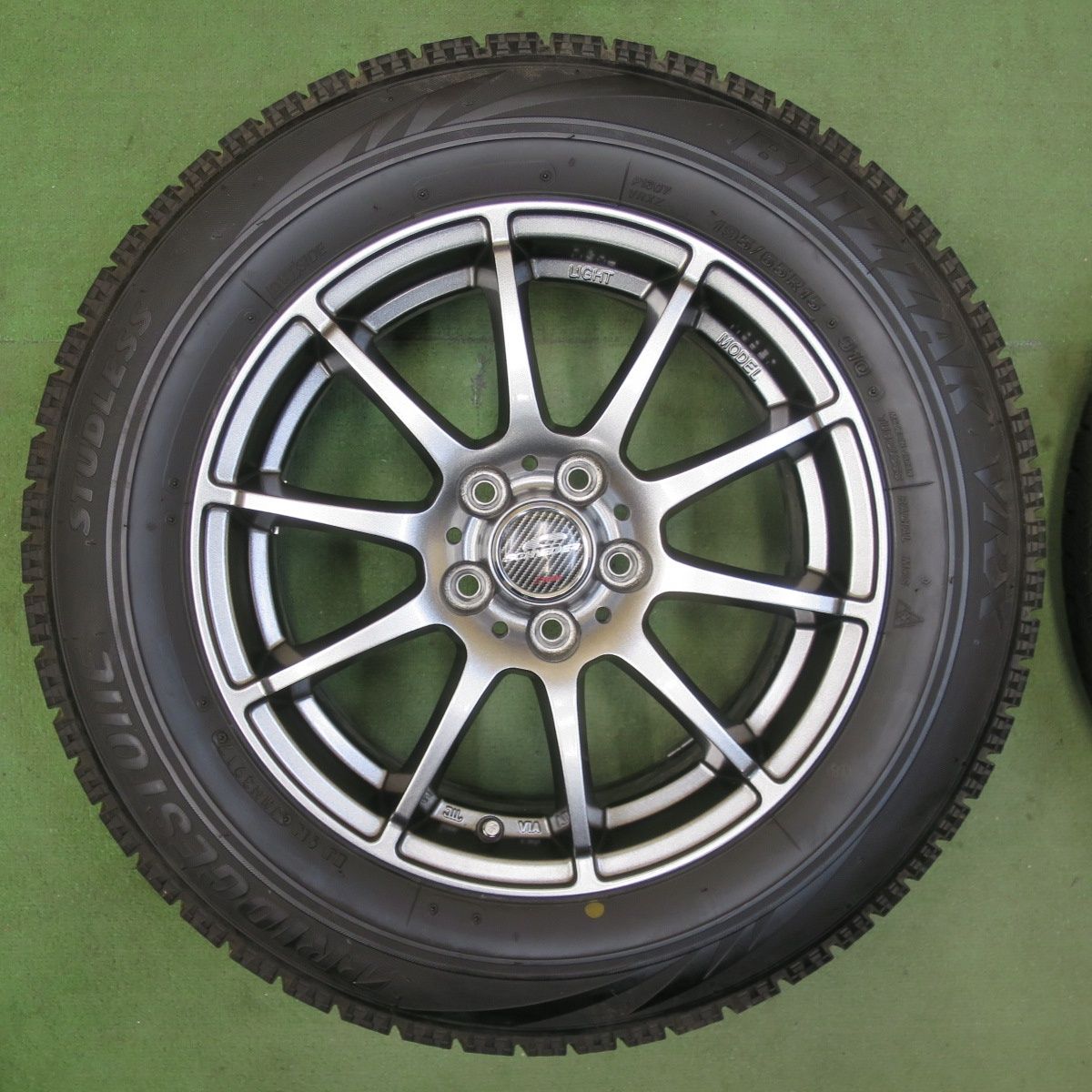 バリ溝！キレイ！8.5分☆プリウス 等 195/65R15 スタッドレス