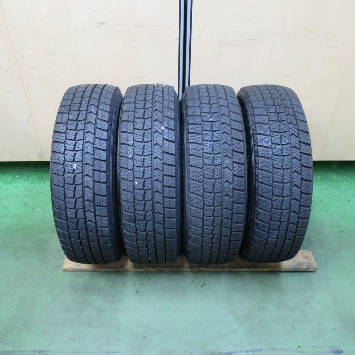 バリ溝！22年！キレイ！ほぼ10分☆スタッドレス 185/70R14 ダンロップ