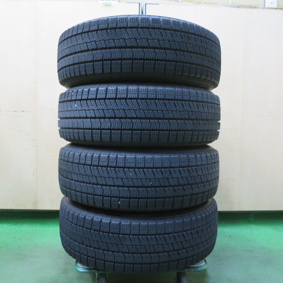 バリ溝　美品　22年製　ブリヂストン　スタッドレスタイヤ　195/65R15 バリ溝！22年！キレイ！9分☆プリウス 等 195/65R15 スタッドレス