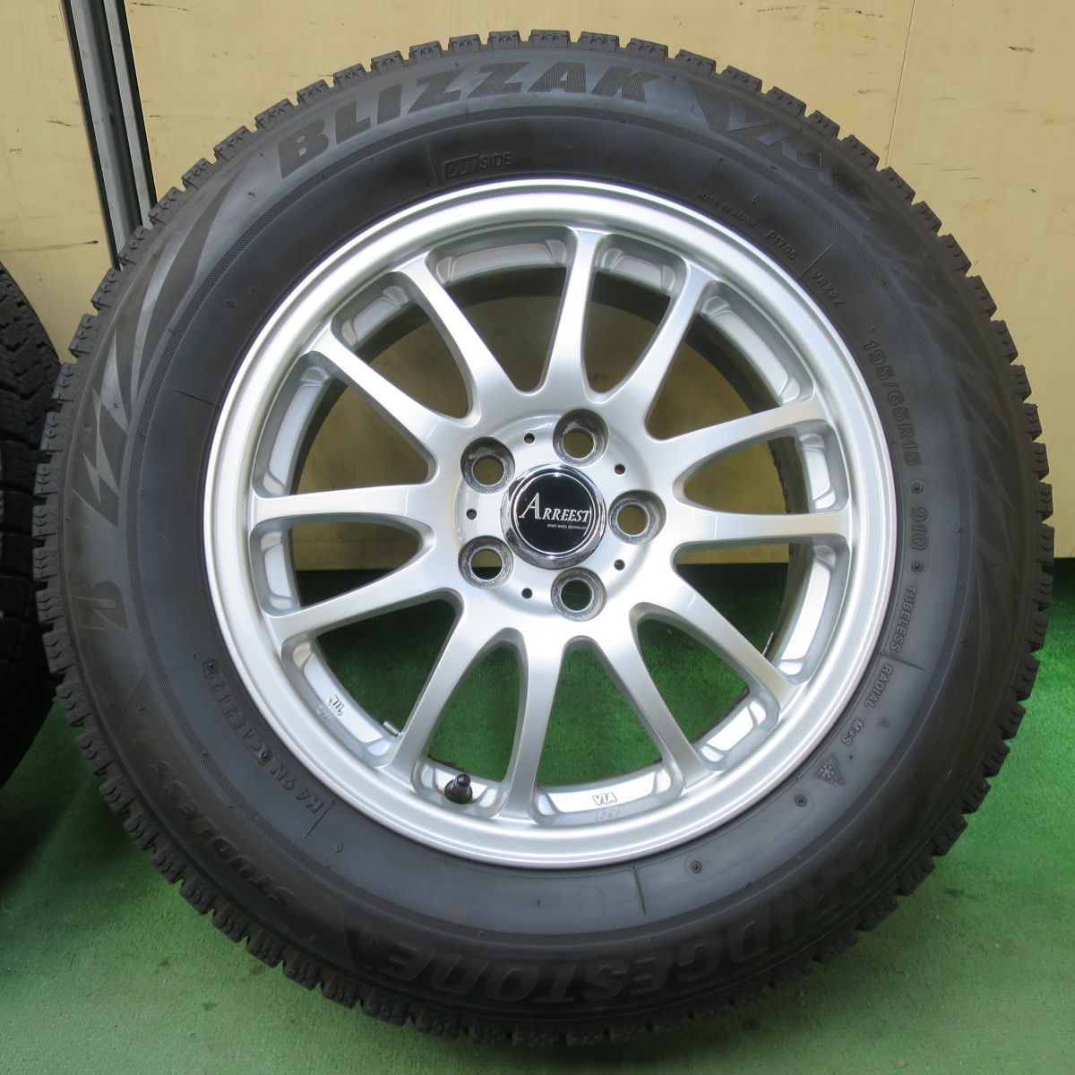 バリ溝！22年！キレイ！9分☆プリウス 等 195/65R15 スタッドレス