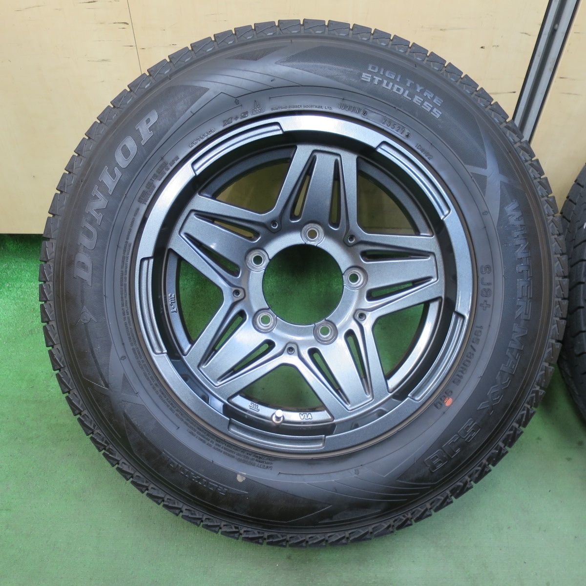 バリ溝 21年 キレイ 9分 ジムニー MAD CROSS JB 01 195 80 R 15 スタッドレス ダンロップ ウインターマックス SJ 8 15インチ マッドクロス PCD 139 7 5 H ス