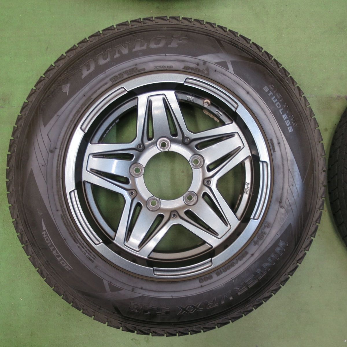  バリ溝 21年 キレイ 9分 ジムニー MAD CROSS JB 01 195 80 R 15 スタッドレス ダンロップ ウインターマックス SJ 8 15インチ マッドクロス PCD 139 7 5 H ス 15インチ タイヤ ホイールセット