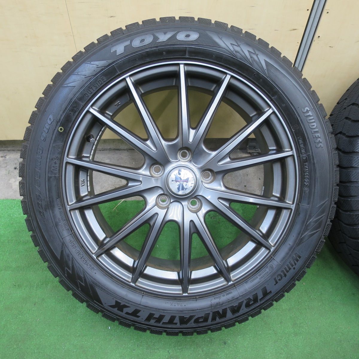 バリ溝 22年 キレイ 9 5分 スタッドレス 225 55 R 18 トーヨー ウインター トランパス TX VELVA SPORT ヴェルヴァ スポーツ 18インチ PCD 114 3 5 H ス