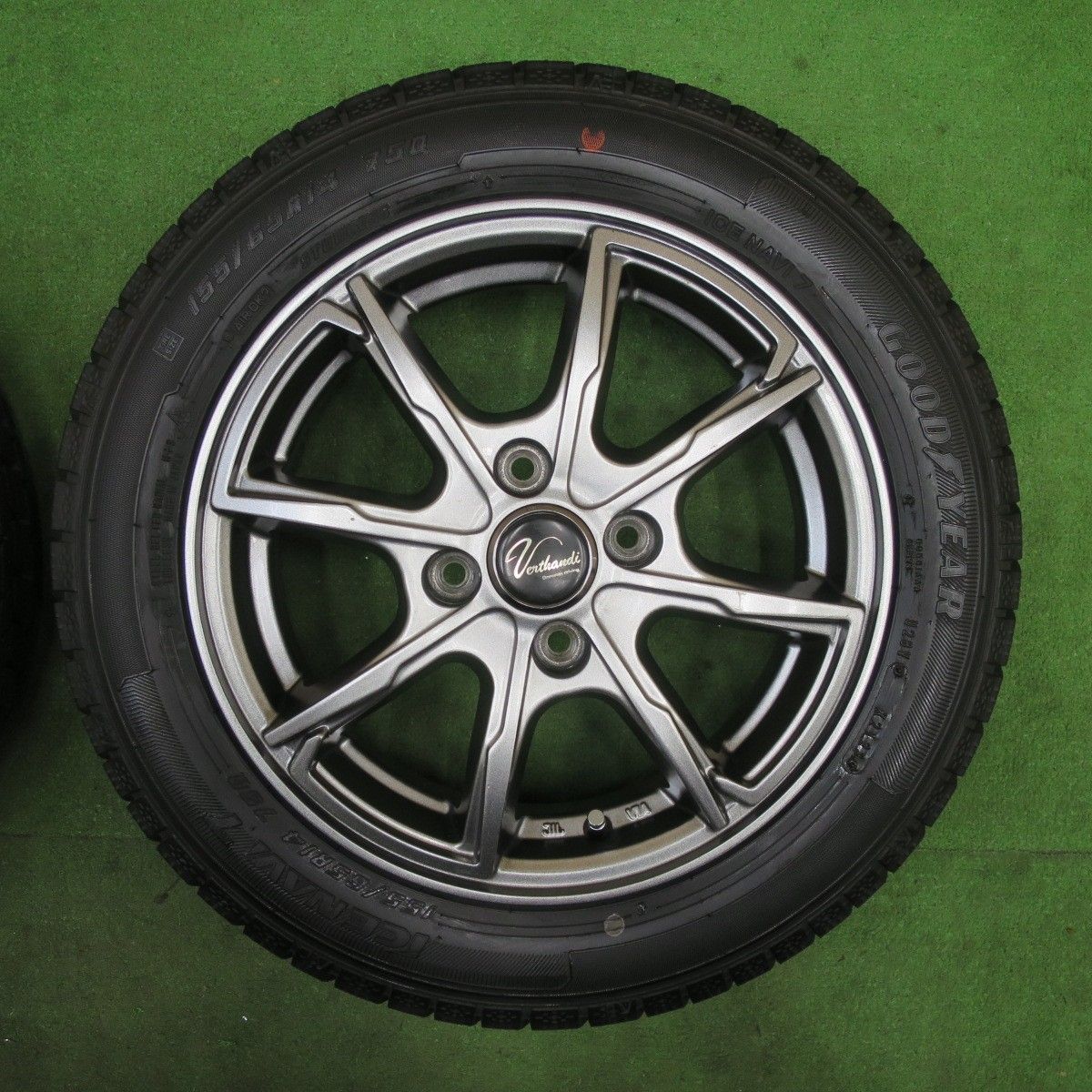 バリ溝！23年！9.5分以上☆スタッドレス 155/65R14 グッドイヤー