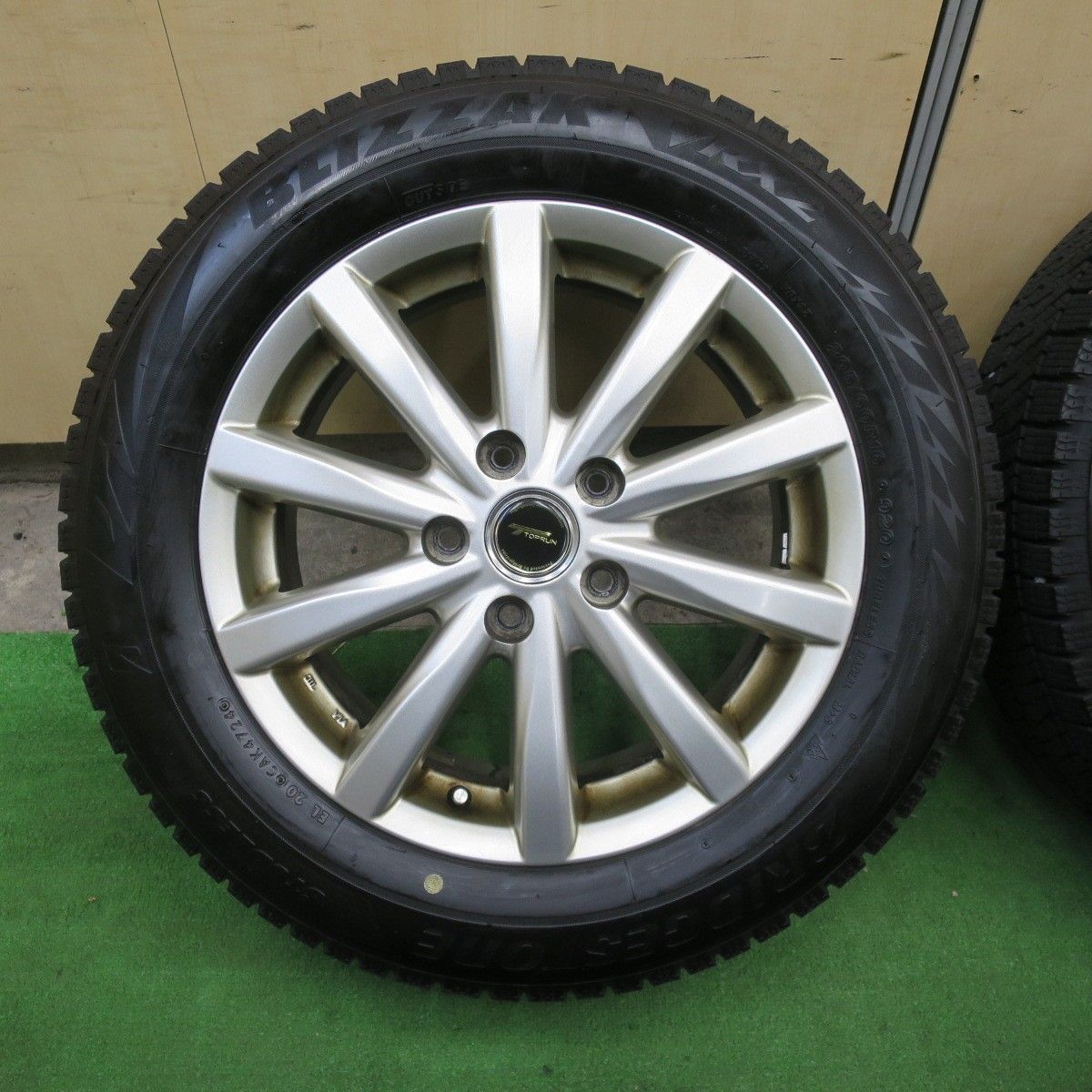 バリ溝！24年！9.5分☆スタッドレス 205/60R16 ブリヂストン