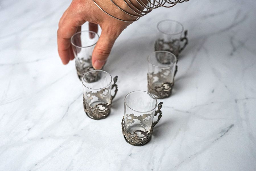 貴婦人を載せた銀の馬車：19世紀後期 アンティーク ショットグラス 5個