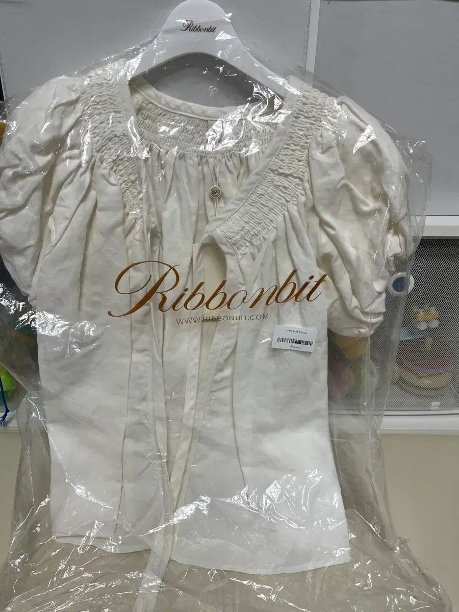 リボン빛Lona Puff Blouse