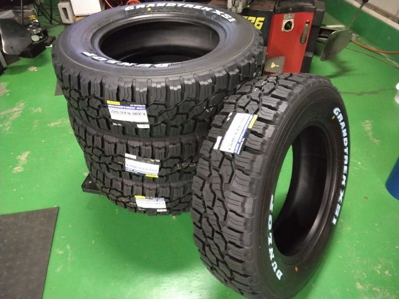 スタッドレスタイヤ 製 DUNLOP XS 1 215 70 R 16 ホワイトレター 4本セット