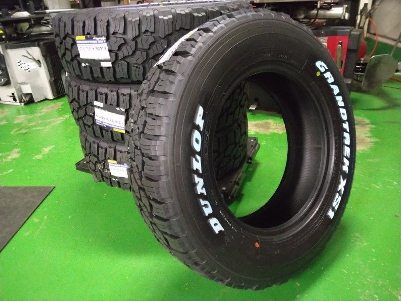 スタッドレスタイヤ 製 DUNLOP XS 1 215 70 R 16 ホワイトレター 4本セット