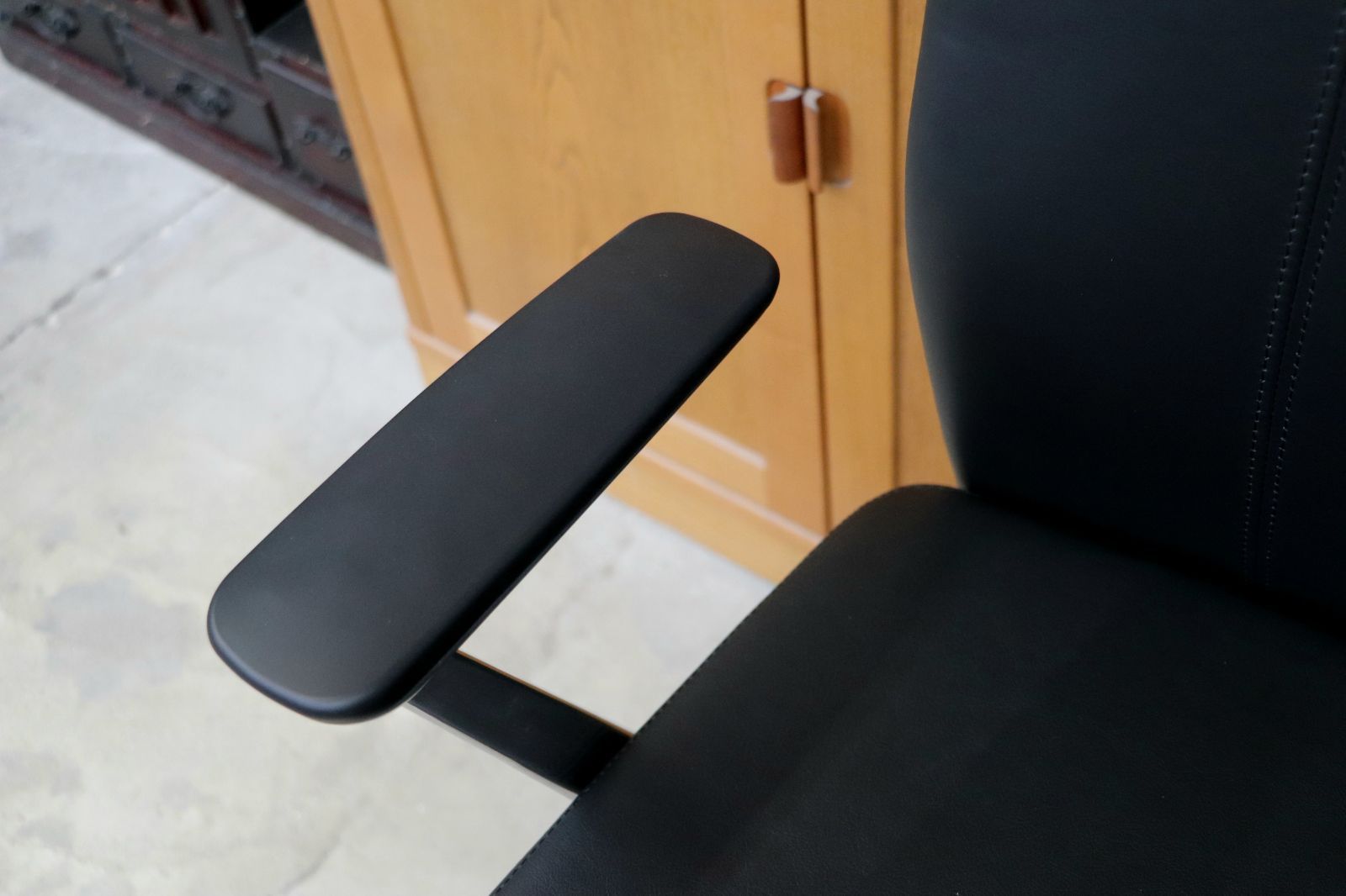  GMIK678D okamura オカムラ CRAFTIE クラフティー デスクチェア オフィスチェア アームチェア 本革 ウォールナット 定価約38万 ポータブルチェア オフィスチェア ワークチェア 椅子 チェア