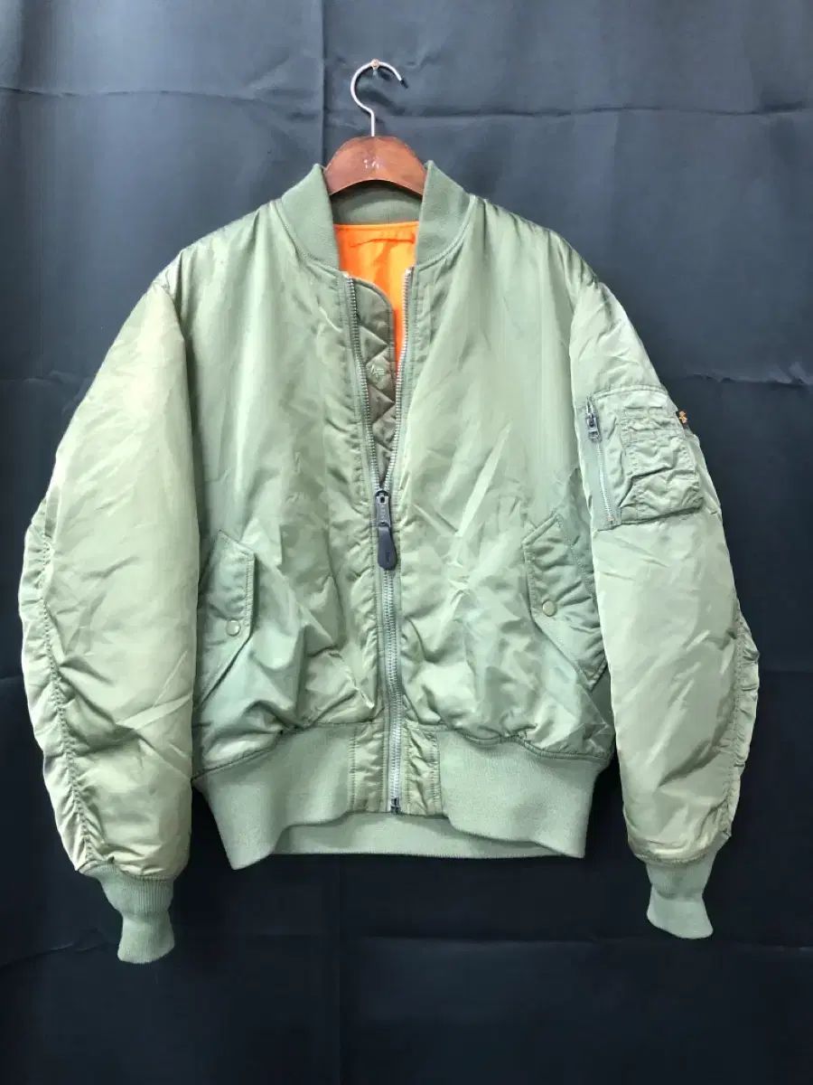 アルファ インダストリーズ MA 1 パイロットジャンパー カーキ