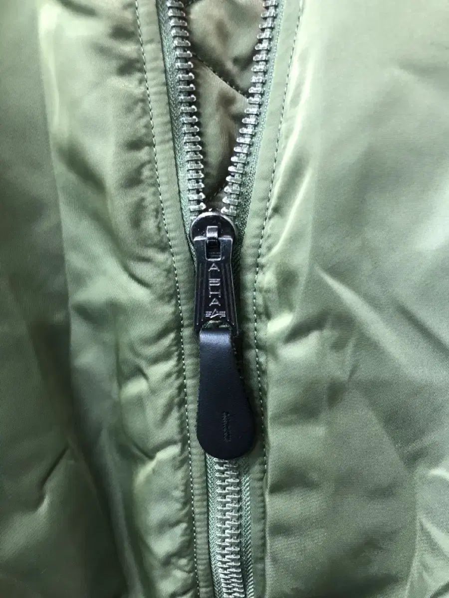 アルファ インダストリーズ MA-1 パイロットジャンパー カーキ