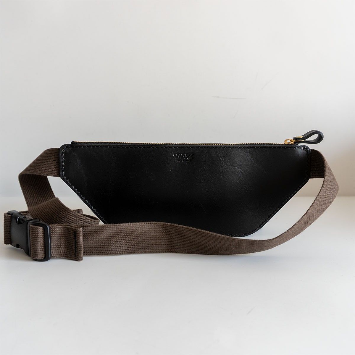 極美品】 HERZ ヘルツ 【羽根つきウエストバッグ(F-45)】ブラック 