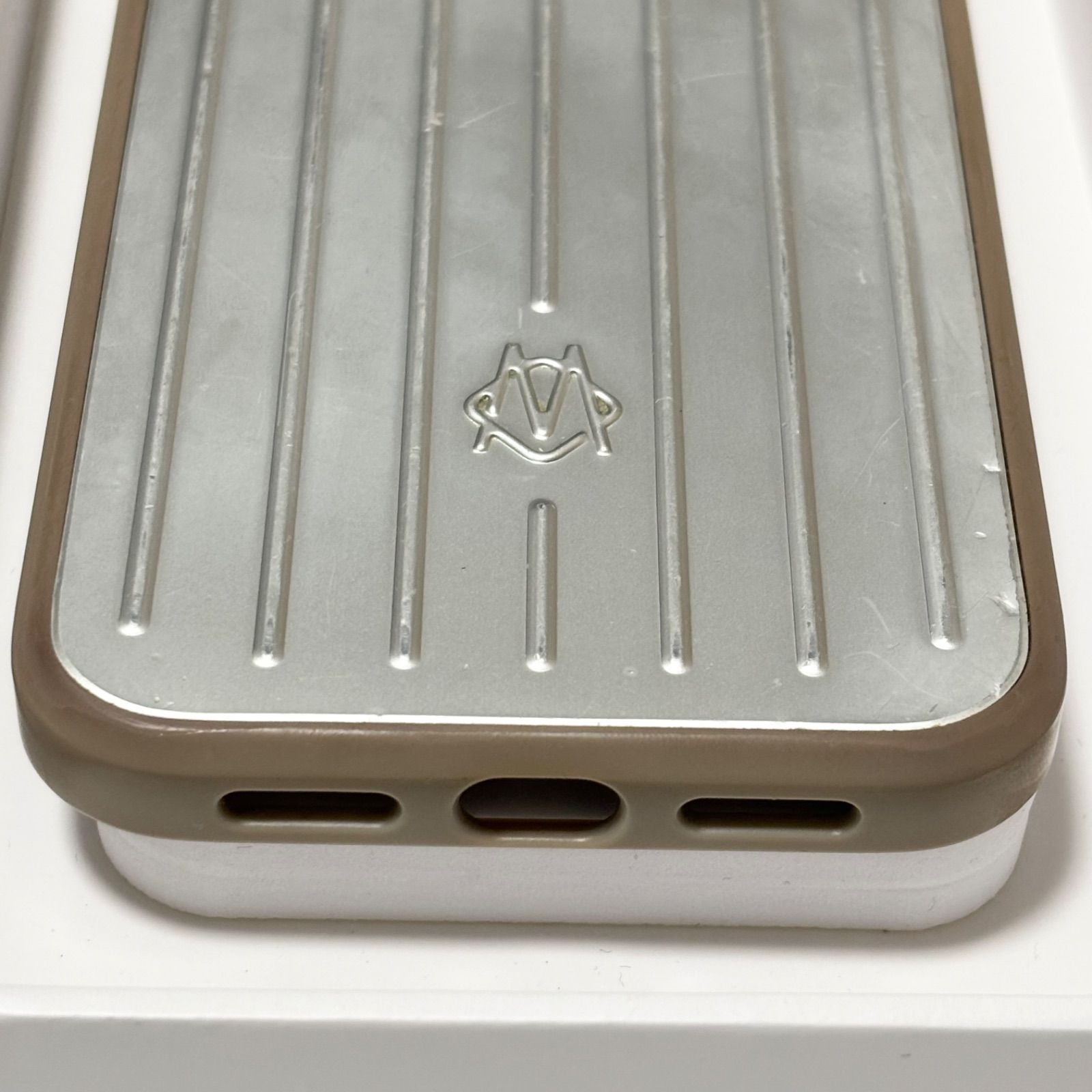 新品/未使用 RIMOWA リモワ iPhone12/12proケースシルバー 新品/未使用 RIMOWA リモワ iPhone12/12pro ケースシルバー