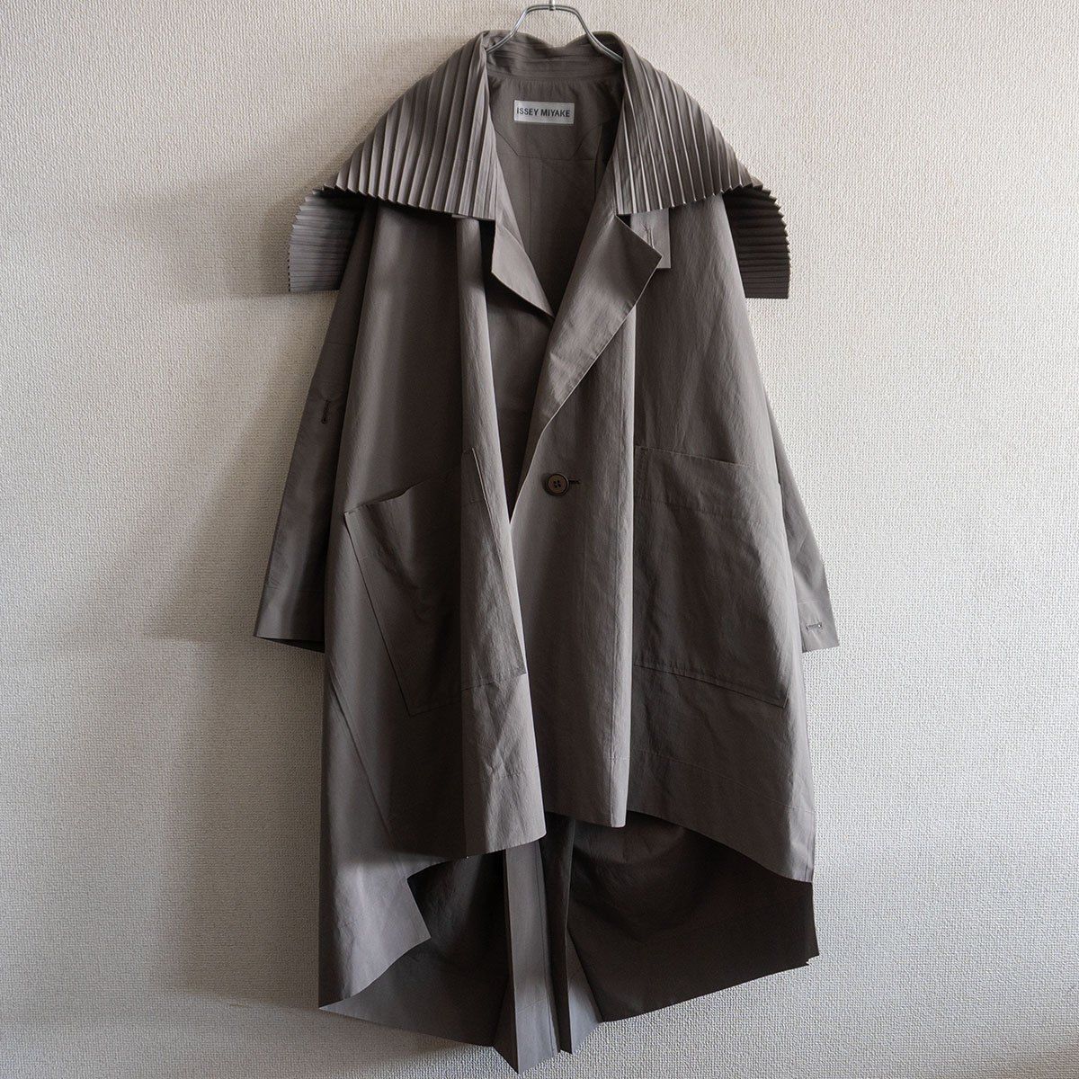 美品】ISSEY MIYAKE【襟プリーツ 変形コート】3 ポリエステル イッセイ 美品】ISSEY MIYAKE【襟プリーツ 変形コート】3 ポリエステル イッセイ