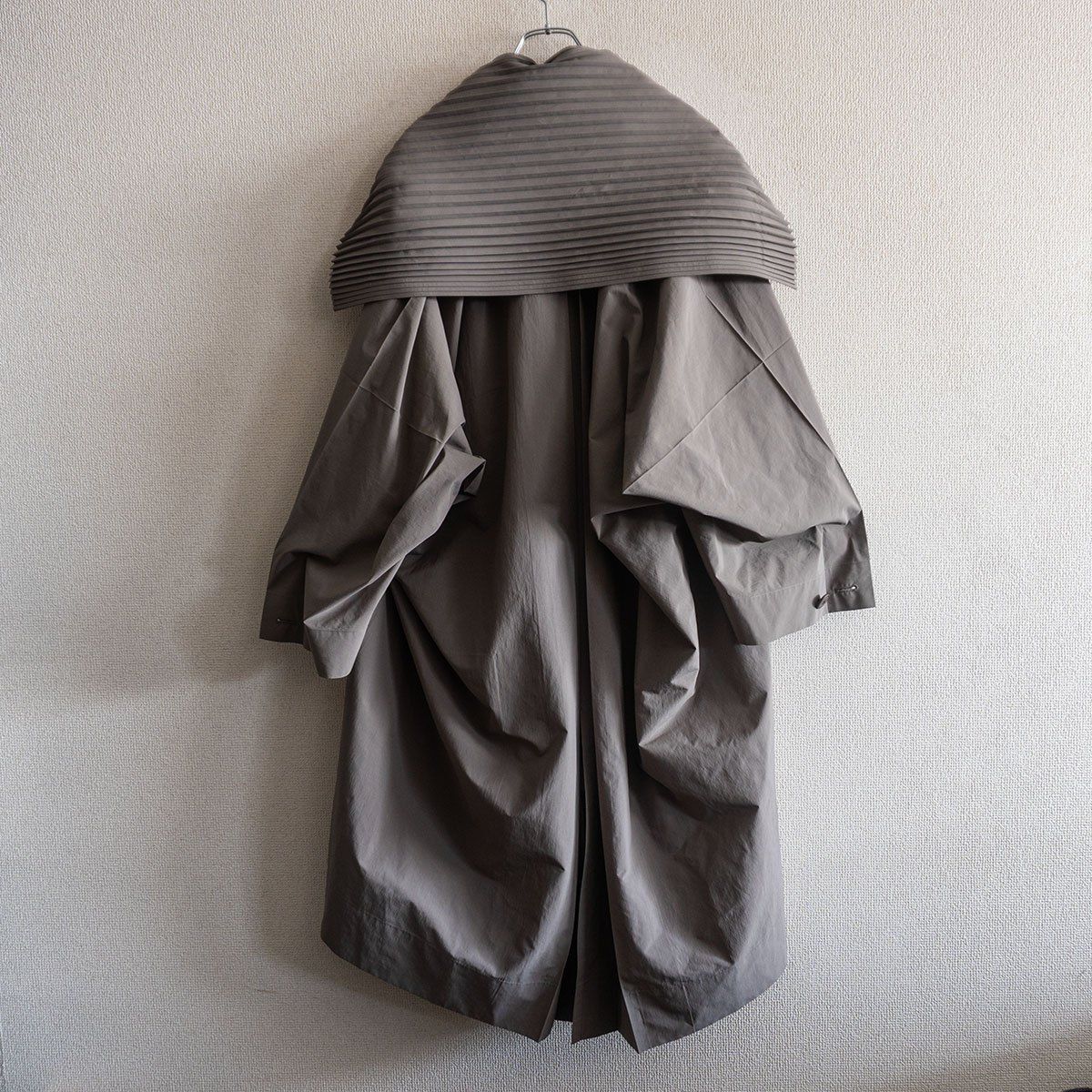美品】ISSEY MIYAKE【襟プリーツ 変形コート】3 ポリエステル イッセイ