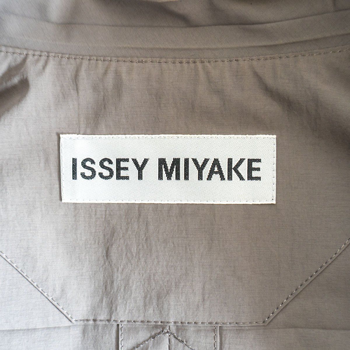 美品】ISSEY MIYAKE【襟プリーツ 変形コート】3 ポリエステル イッセイ