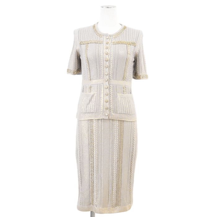 CHANEL シャネル セットアップ 08 P 33236 カーディガン スカート ノー メタリック ローゲージ ニット ゴールドチェーン COCOマーク ボタン＆チャーム ハーフスリーブ ひざ下丈 レディース 36 グレージュ ゴールド 伊製