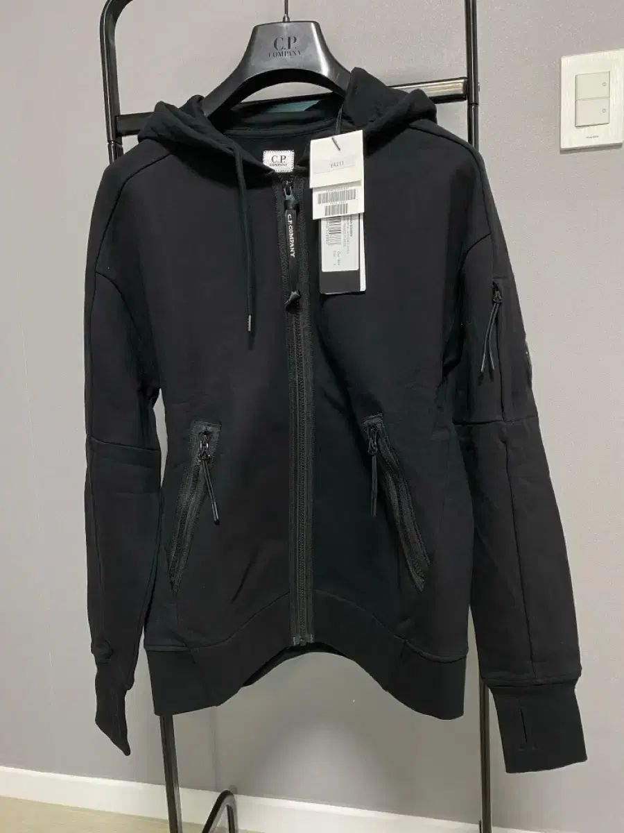 C.P. COMPANY シーピーカンパニー ブラック ジップアップ S