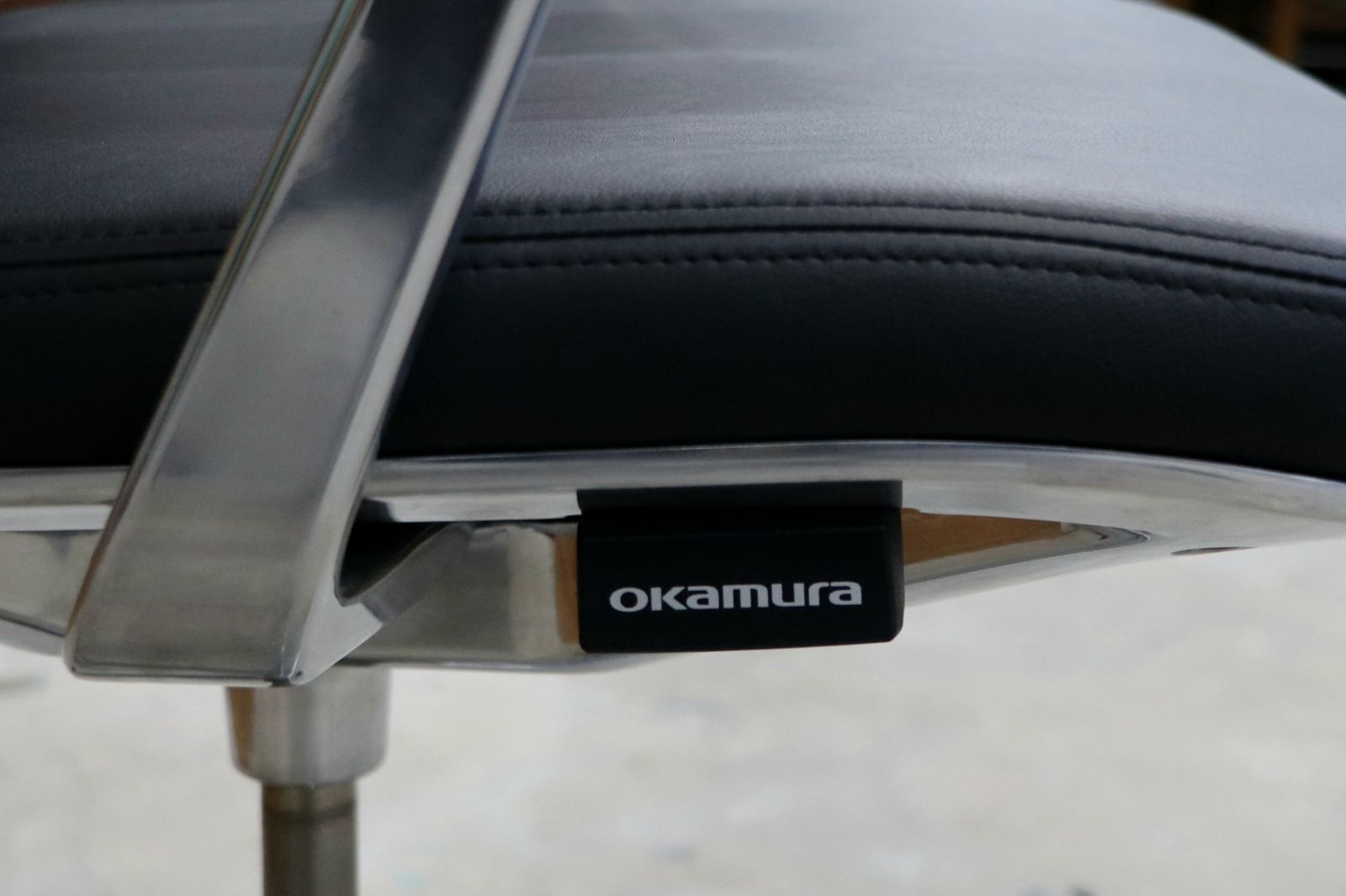  GMIK678E okamura オカムラ CRAFTIE クラフティー デスクチェア オフィスチェア アームチェア 本革 ウォールナット 定価約38万 ガーデンチェア オフィスチェア ワークチェア 椅子 チェア