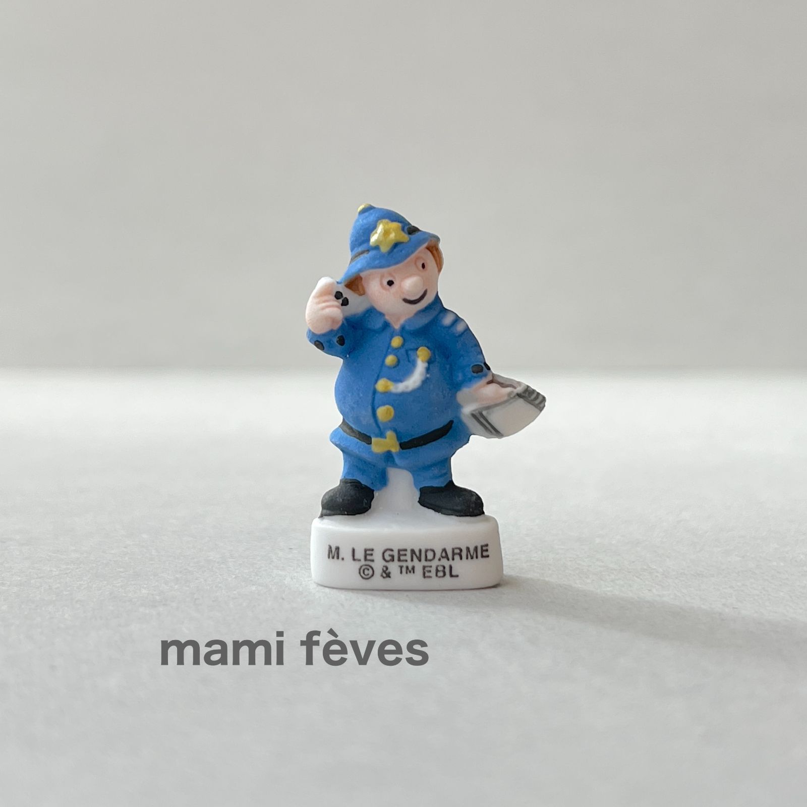 フェーヴ ウイウイ おまわりさん フランス フェーブ ミニチュア陶器 m
