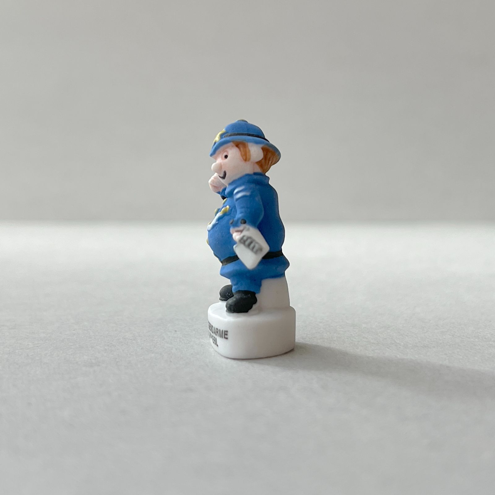 フェーヴ ウイウイ おまわりさん フランス フェーブ ミニチュア陶器