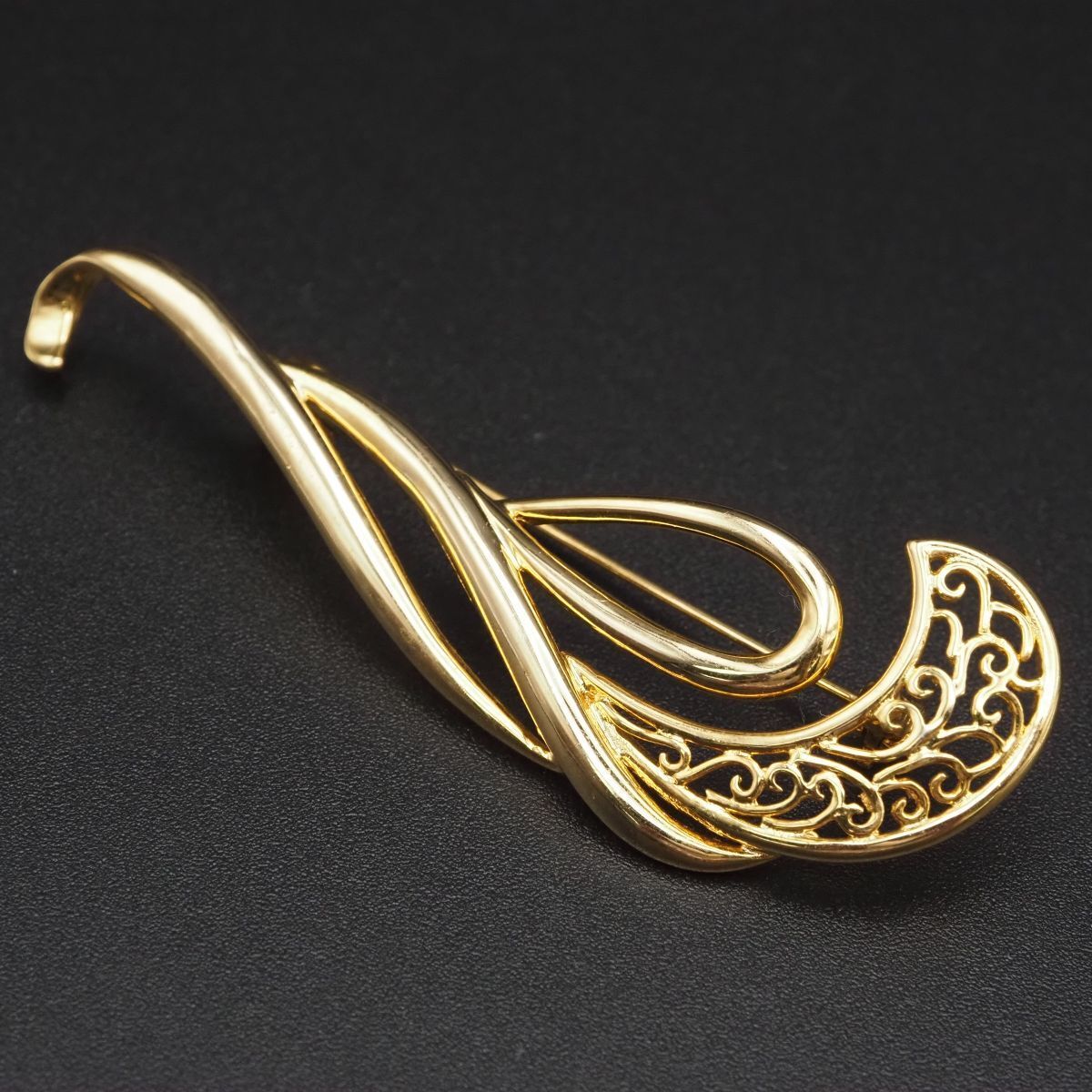 k18 silver 刻印あり ブローチ 詳細不明 J617 ヴィンテージ SILVER刻印 ブローチ 透かし彫り ゴールド デザイン
