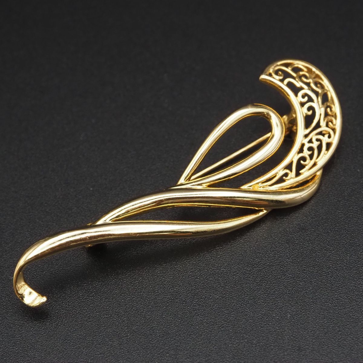 J617 ヴィンテージ SILVER刻印 ブローチ 透かし彫り ゴールド デザイン