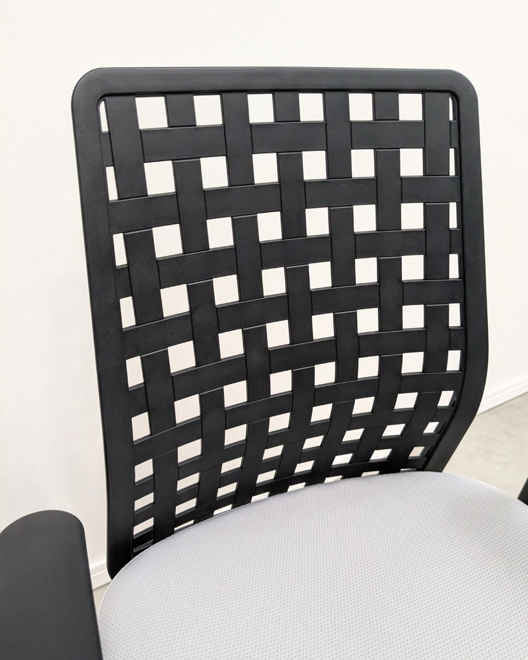  Bランク KOKUYO モネット ブラック 肘付き 座面グレー キッチンチェア オフィスチェア ワークチェア 椅子 チェア