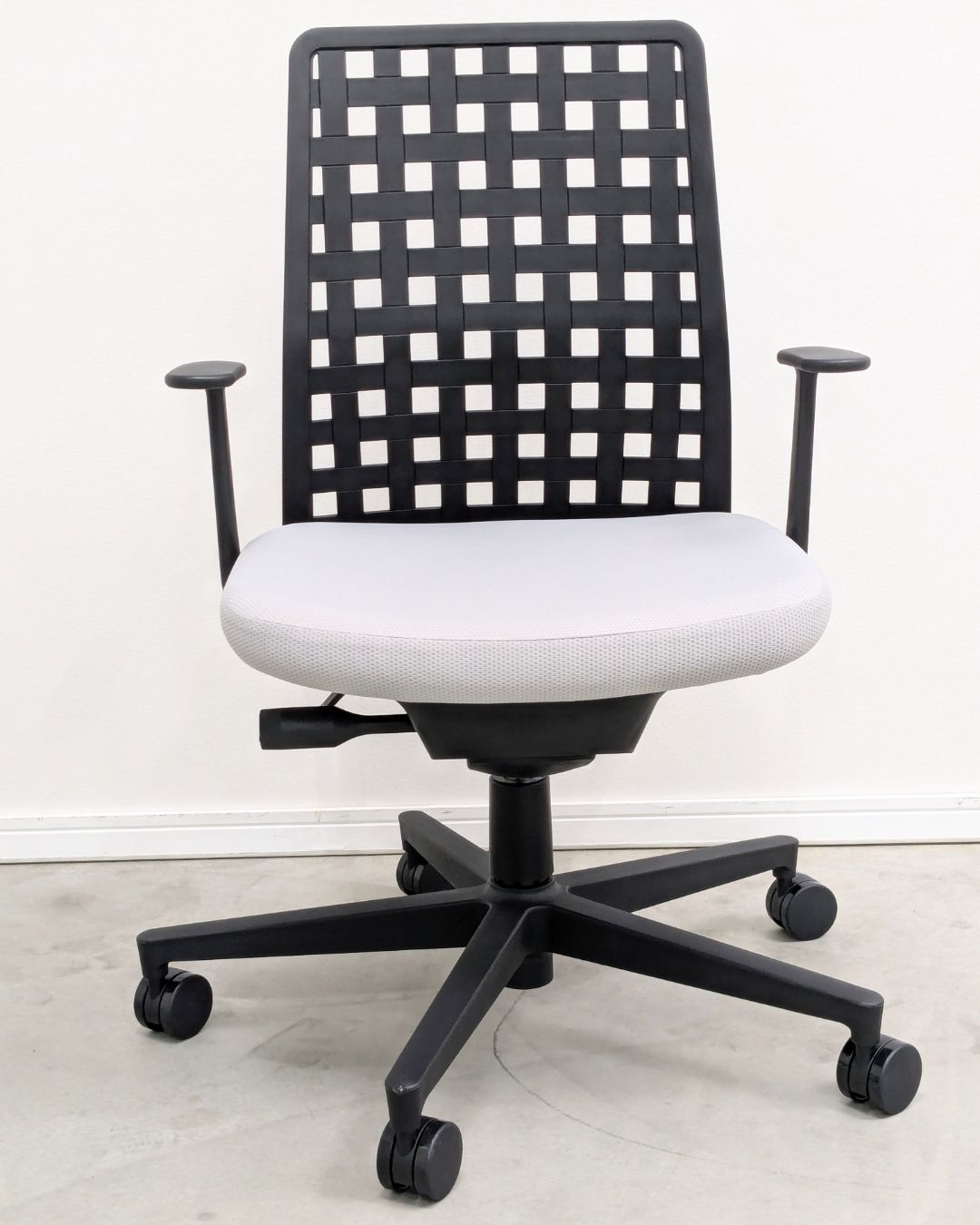 Bランク KOKUYO モネット ブラック 肘付き 座面グレー