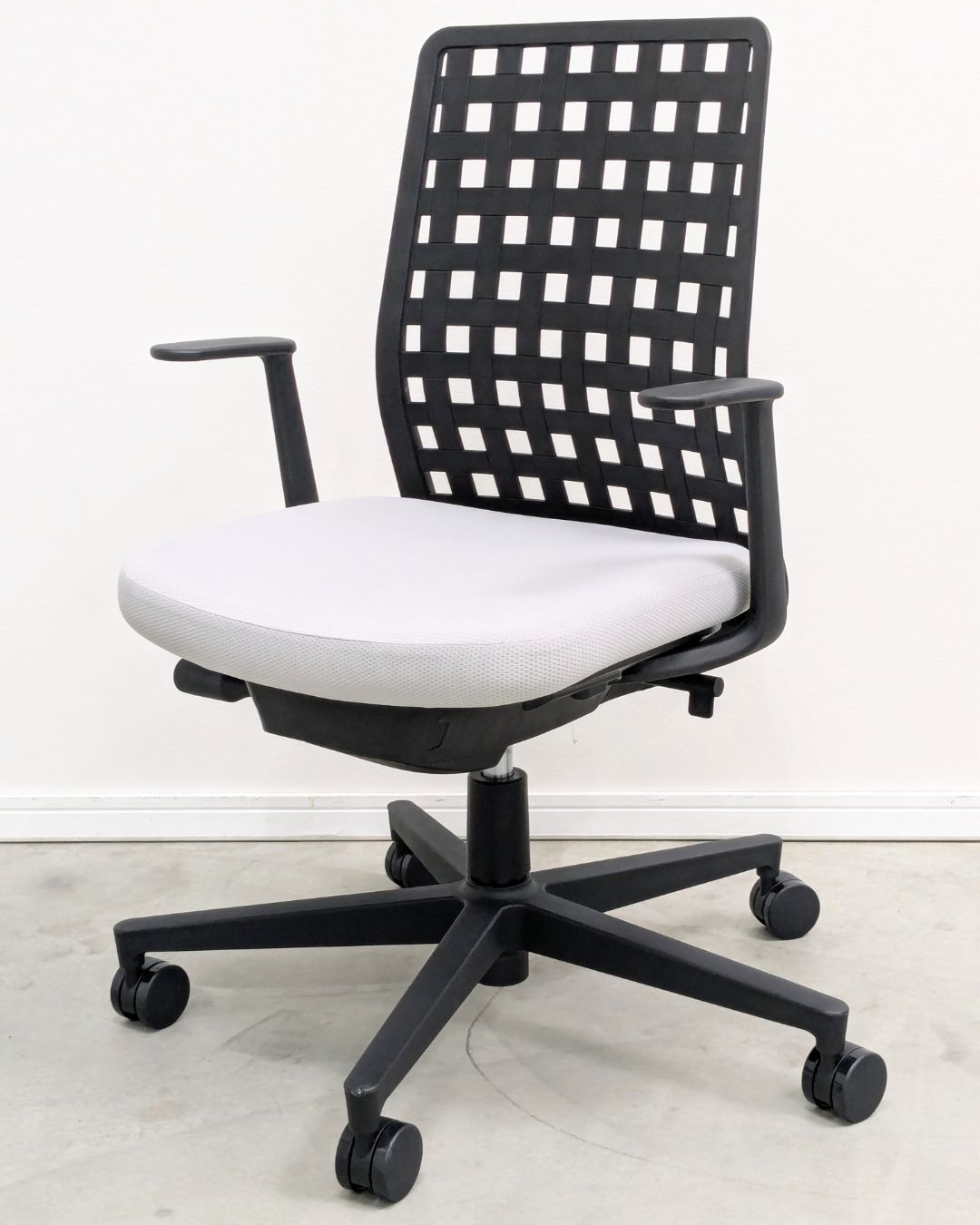 Bランク KOKUYO モネット 肘付き ブラック 脚に傷あり