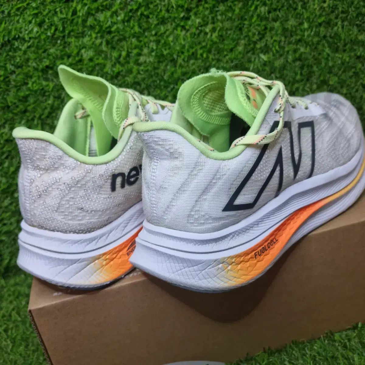 フューエルセル ランニングシューズ