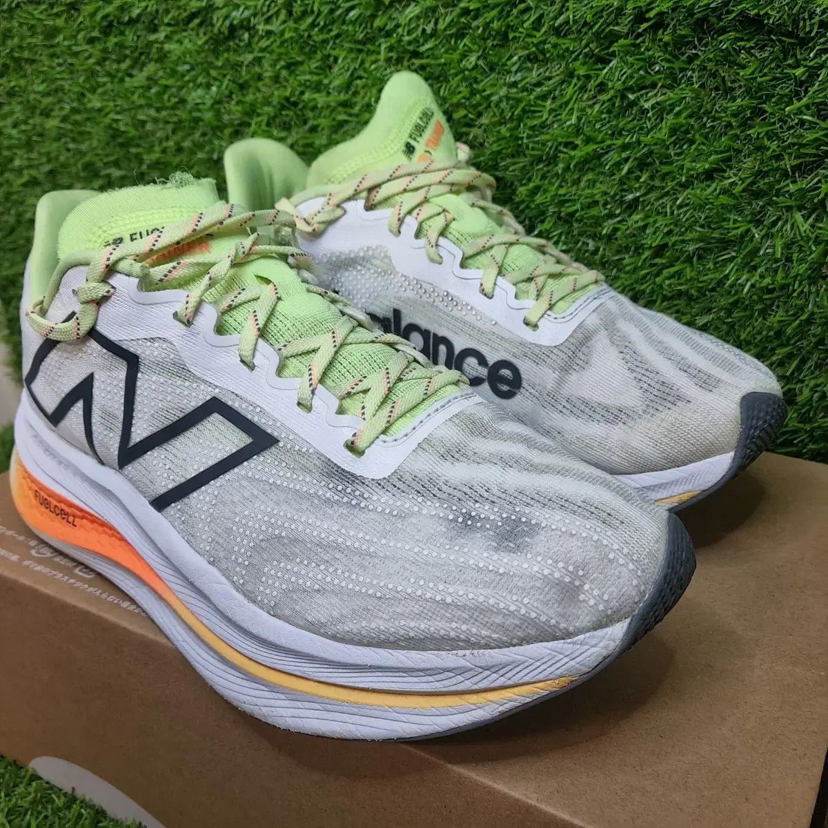 ニュー ンス フューエルセル ランニングシューズ 260