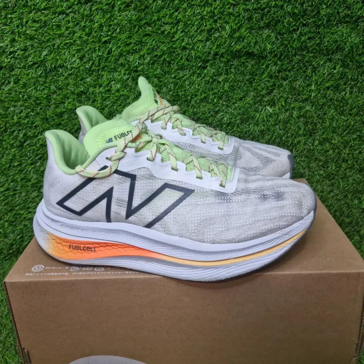 ニュー ンス フューエルセル ランニングシューズ 260
