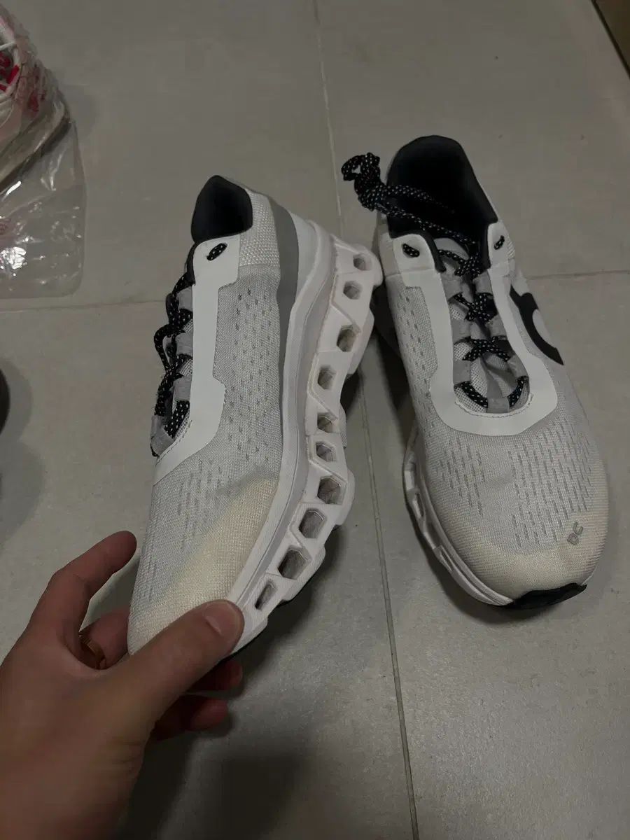 オンランニング クラウド MONSTER 白 265