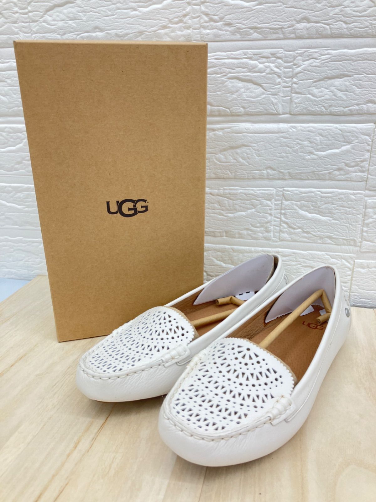 未使用】UGG パンチングレザー フラットシューズ ローファー