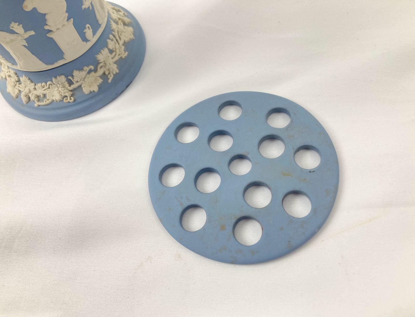 ウェッジウッド ジャスパーブルー 陶器 浮彫り装飾 フラワーベース