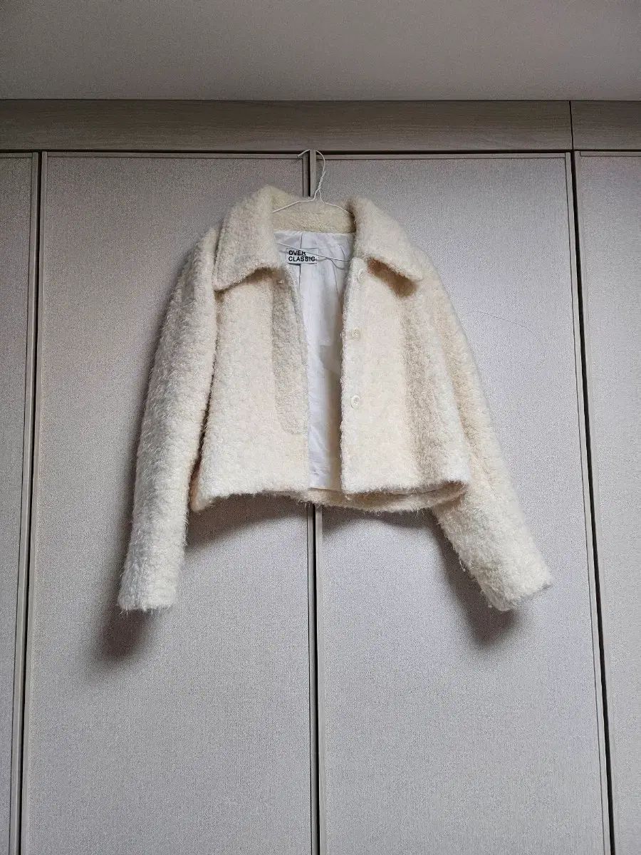 オーバClassic アイボリー ブークレ クロップド ジャケット