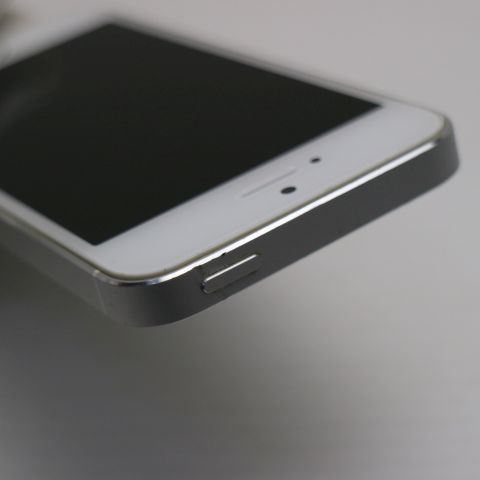 美品 au iPhone5s 16GB シルバー 即日発送 スマホ Apple au 本体 白