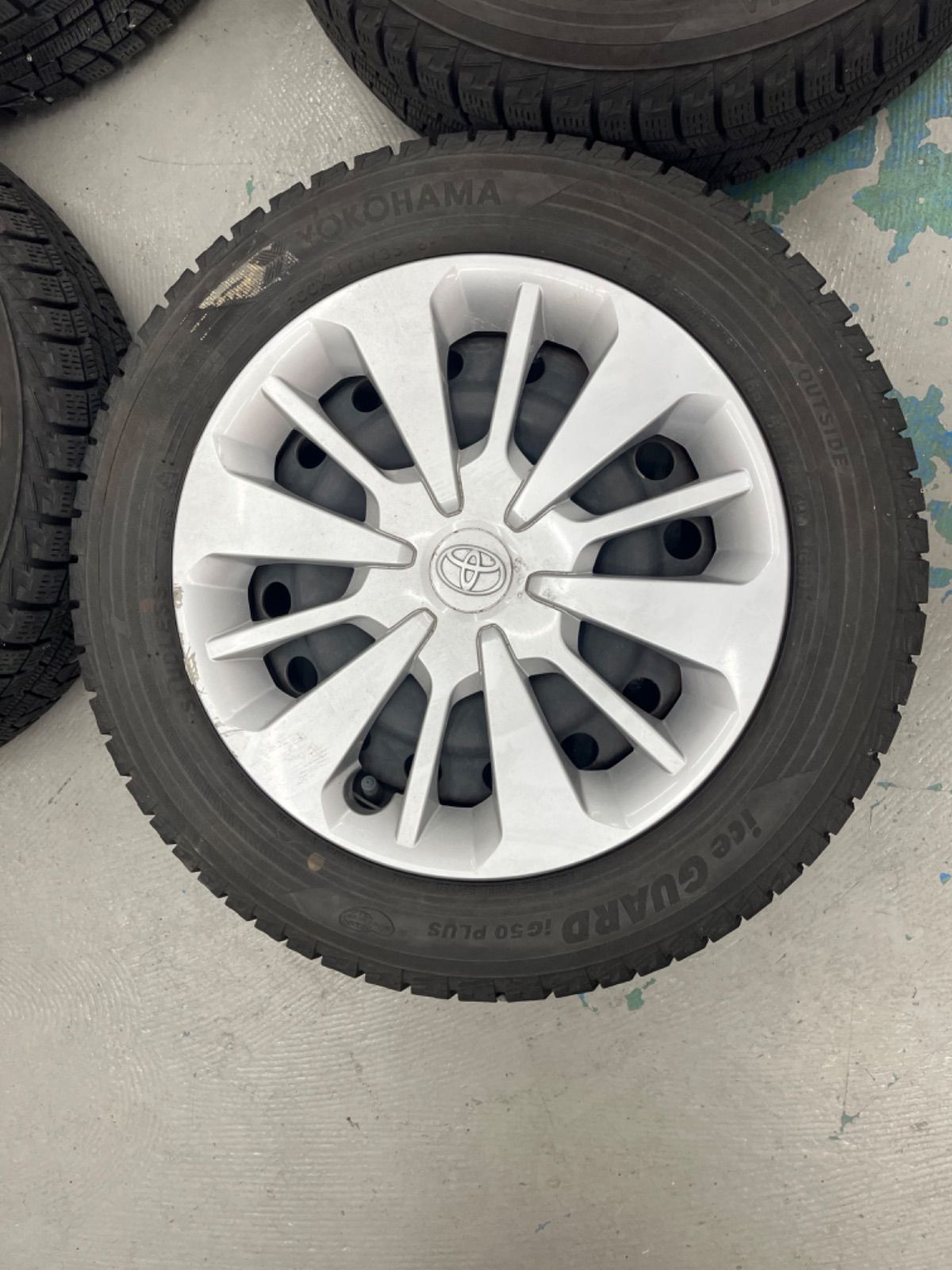 トヨタルーミースタッドレスタイヤ ホイルキャップ付165 65 R 14