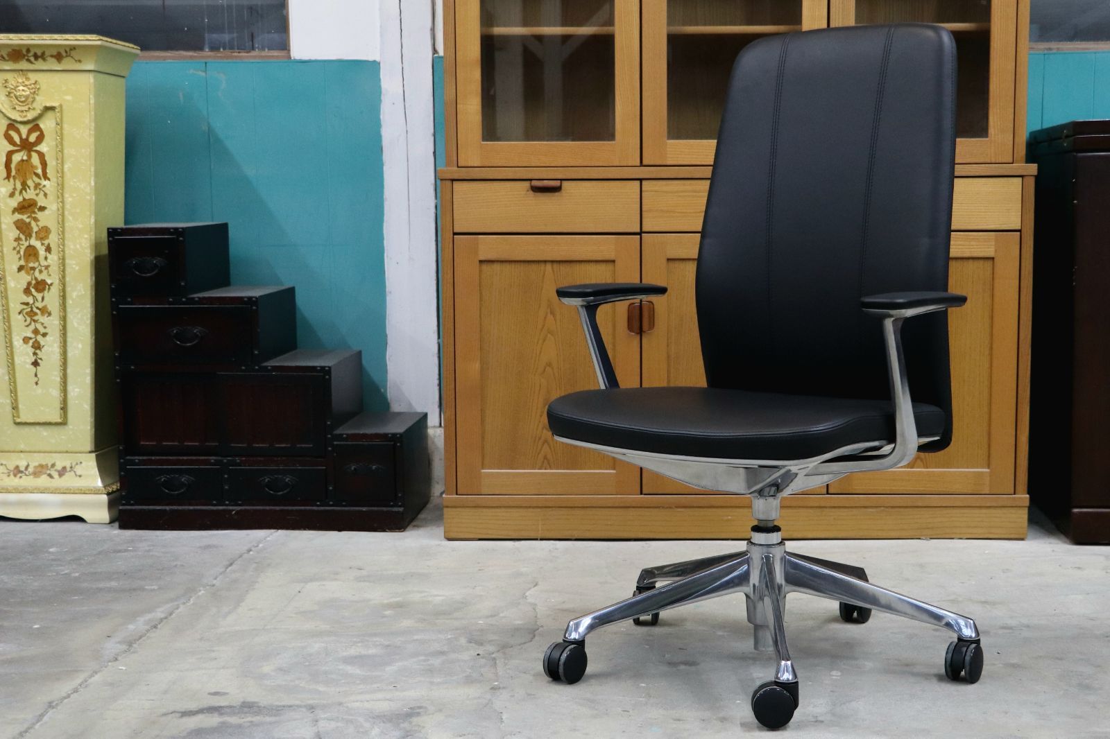 GMIK678F okamura オカムラ CRAFTIE クラフティー デスクチェア オフィスチェア アームチェア 本革 ウォールナット 定価約38万