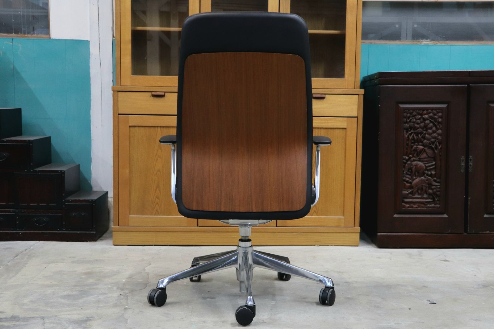  GMIK678F okamura オカムラ CRAFTIE クラフティー デスクチェア オフィスチェア アームチェア 本革 ウォールナット 定価約38万 朝食用椅子 オフィスチェア ワークチェア 椅子 チェア