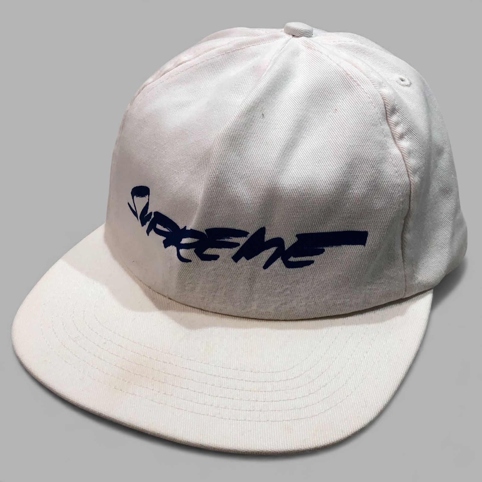 Supreme シュプリーム キャップ ホワイト ロゴ柄 KT60-G-KG - メルカリ