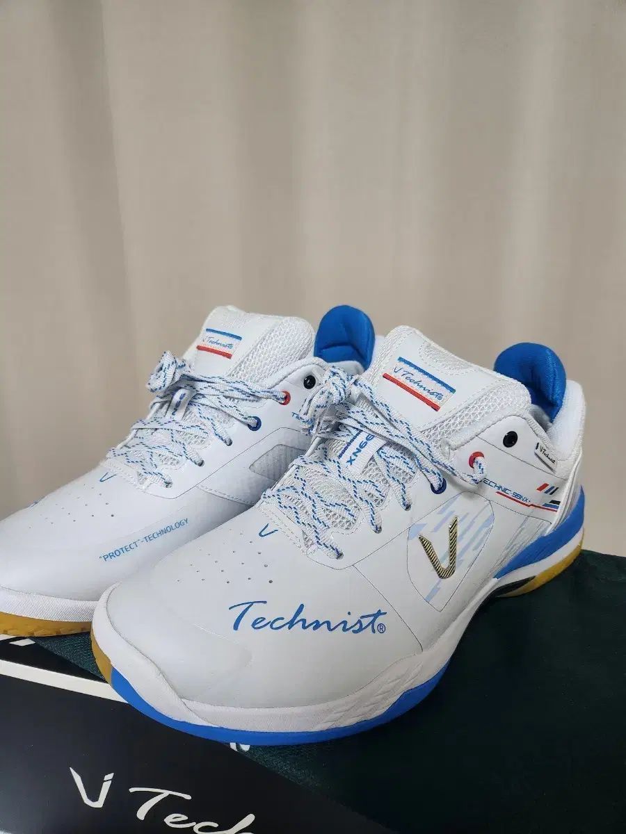 Technist バドミントンシューズ