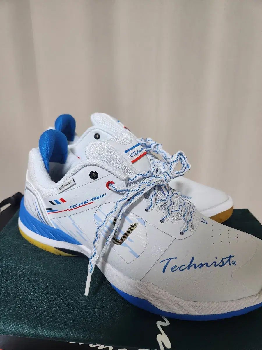 Technist バドミントンシューズ