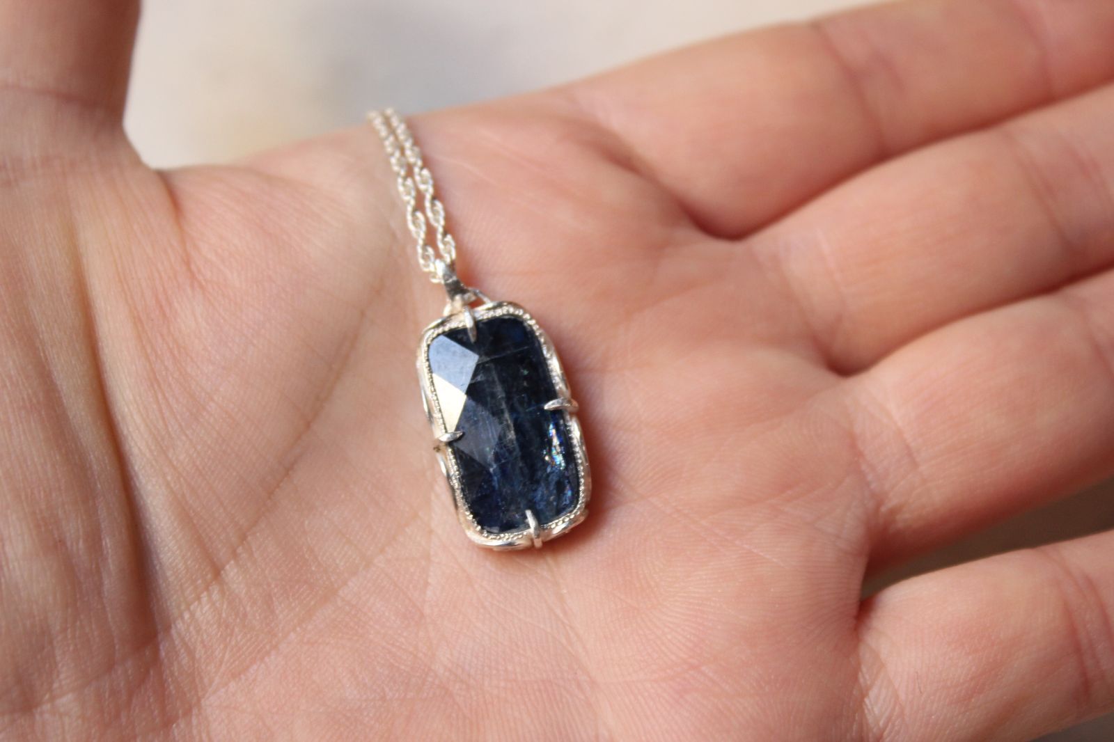 カイヤナイトのネックレス