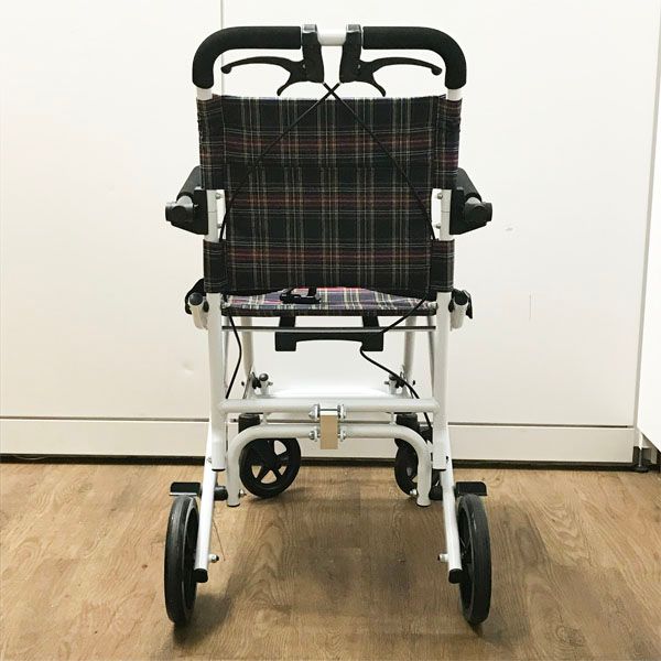 【美品】RAKU 車椅子 介助型 自立できる ノーパンクタイヤ 折りたたみ 美品】RAKU 車椅子 介助型 自立できる ノーパンクタイヤ 折りたたみ