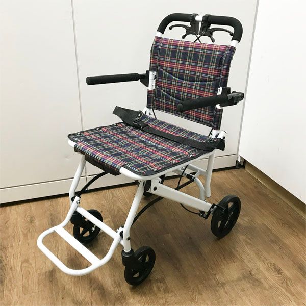 【展示品】RAKU 折り畳み式 車椅子 介助ブレーキ付 キャリーハンドル付 コンパクト ノーパンクタイヤ 自立できる 車イス ●116092
