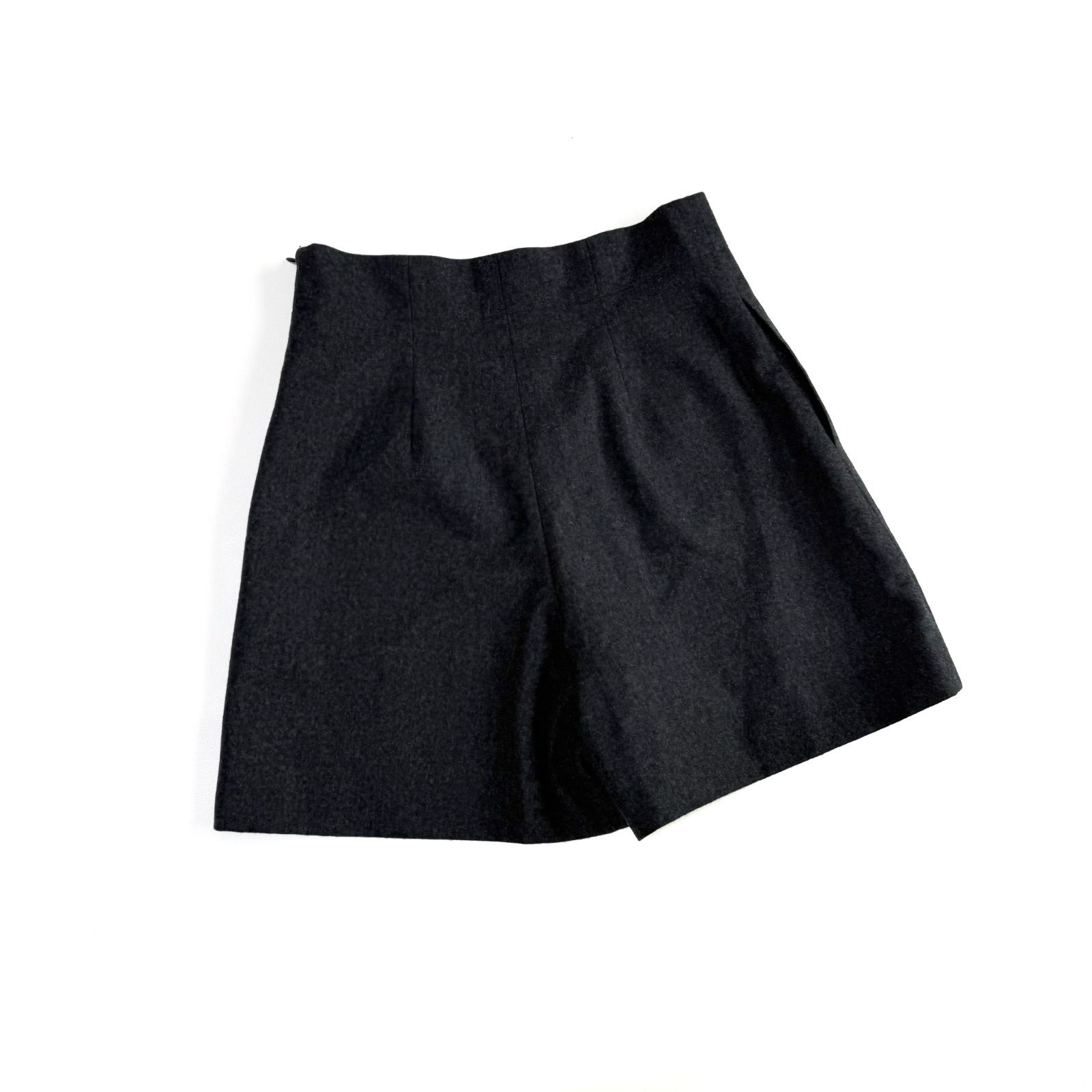 美品　FOXEY NEWYORK フォクシー　ショートパンツ　ブラック　38 FOXEY フォクシー ショートパンツ 38 ダークグレー ウール100