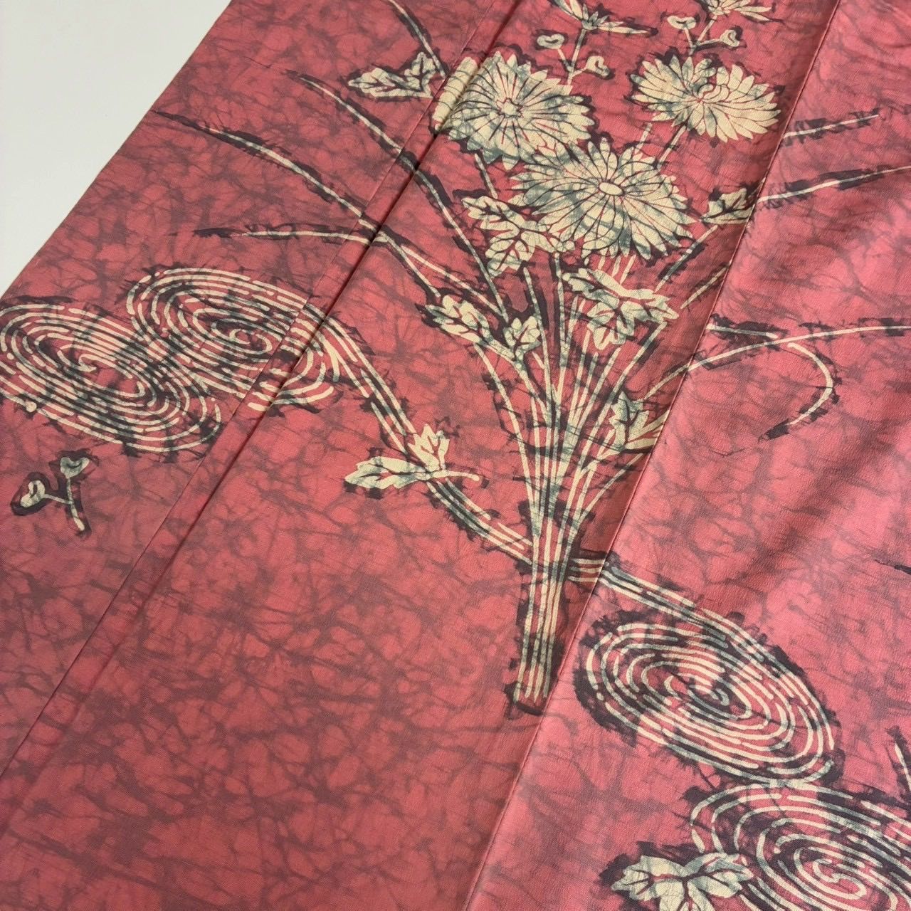 付下げ ろうけつ染 流水に花 裄65 紋無し 正絹 着物 MK-1807 - メルカリ 付下げ ろうけつ染 流水に花 裄65 紋無し 正絹 着物 MK-1807 - メルカリ